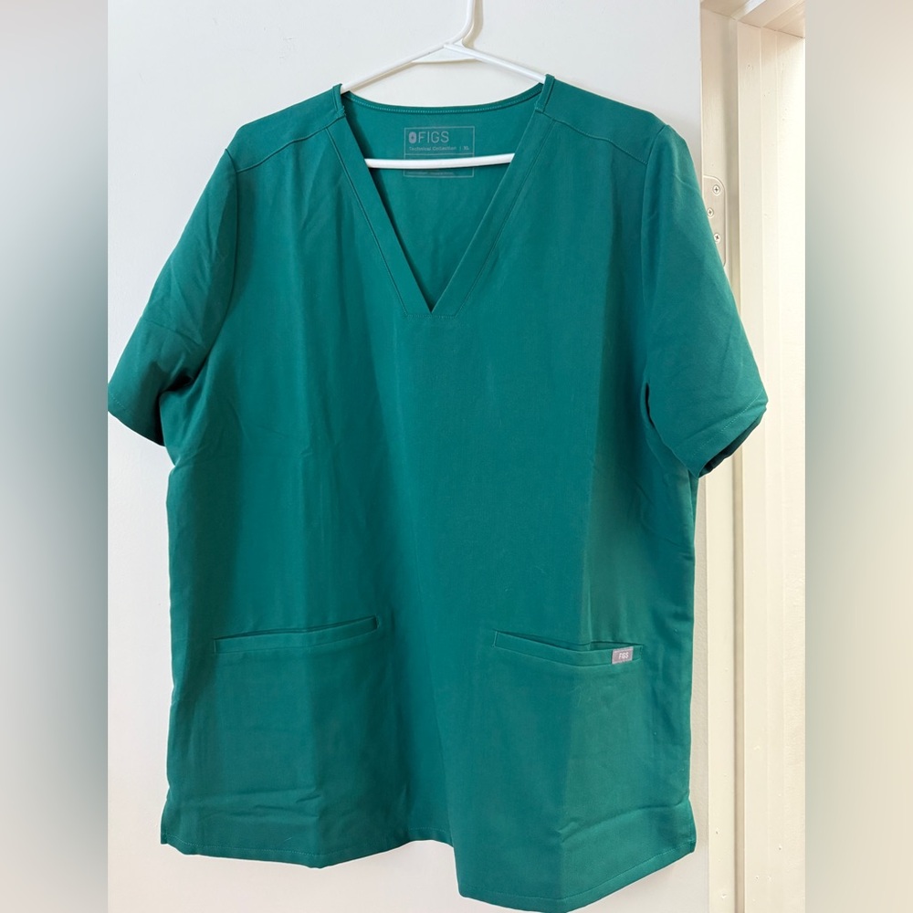 Figs Hunter Green Casma Three Pocket Scrub Top NWT